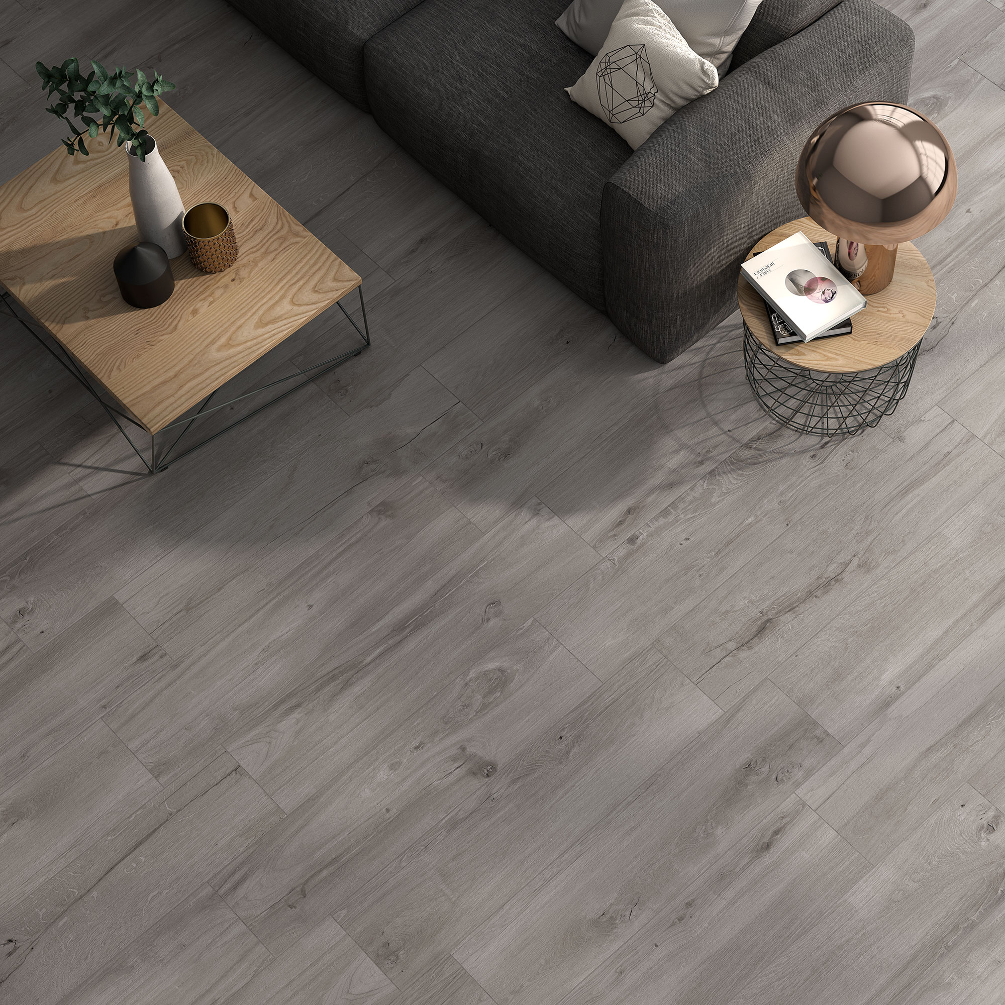 Salón con suelo cerámico imitación madera gris, sofá y mesas auxiliares