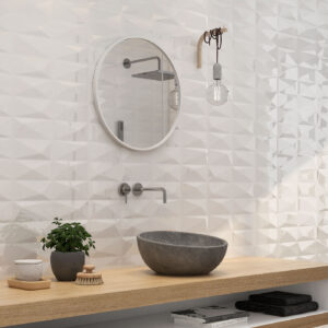 Baño con encimera de madera, lavabo de piedra y azulejos cerámicos blancos texturizados