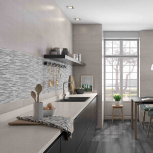 Cocina moderna con franja de azulejos mosaico gris y suelo cerámico efecto madera