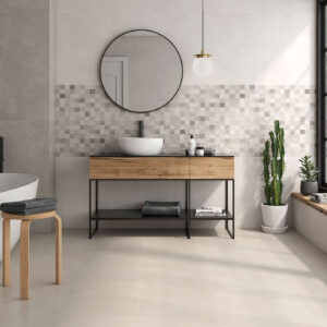 Baño moderno con pavimento cerámico claro, friso de mosaico y lavabo sobre mueble de madera