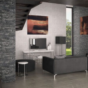 Salón moderno con pavimento y revestimiento cerámico gris, pared de piedra, escalera y sofá oscuro
