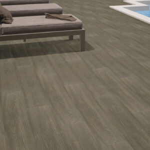 Terraza con pavimento cerámico efecto madera gris y tumbonas junto a piscina