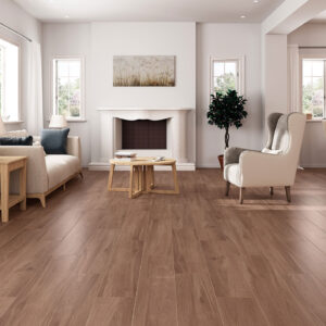 Exposición con pavimento cerámico efecto madera, chimenea, sofá y silla tapizada