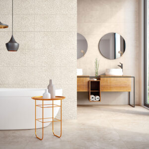 Baño exposición con azulejos texturizados, bañera exenta, mueble madera y suelo cerámico beige
