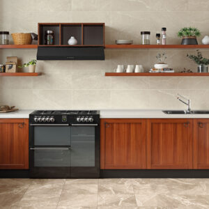 Cocina con muebles de madera, pavimento cerámico marrón y revestimiento mural beige.