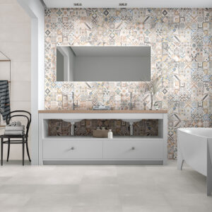 Baño expositor con azulejos hidráulicos multicolor en pared, doble lavabo y bañera exenta