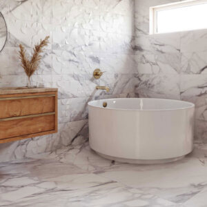 Baño con bañera redonda, mueble de madera y azulejos efecto mármol