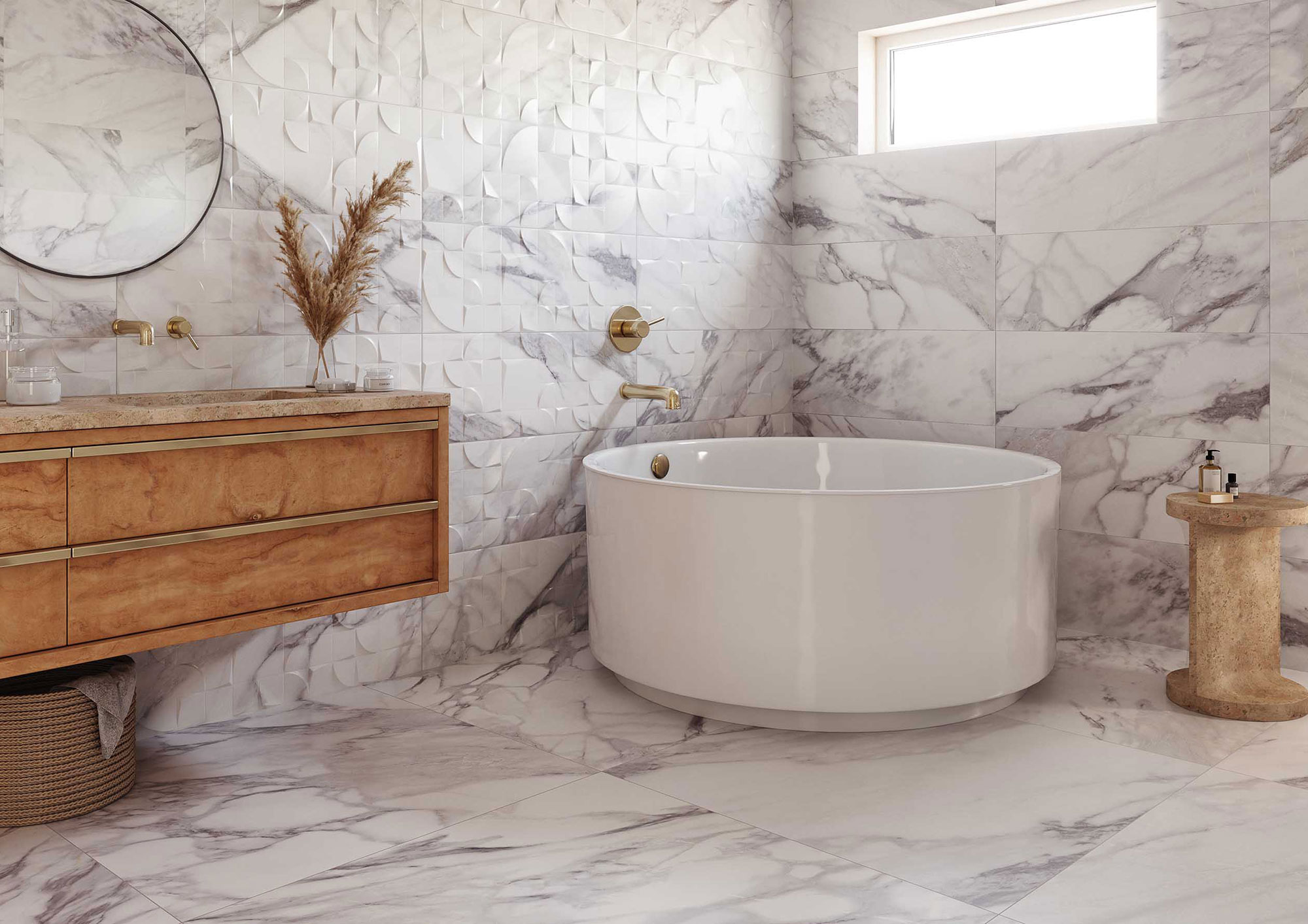 Baño con bañera redonda, mueble de madera y azulejos efecto mármol