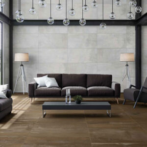 3074_ALAPLANA_RUANO_RGB Tienda muestra azulejos grises en pared, pavimento cerámico marrón y mobiliario moderno