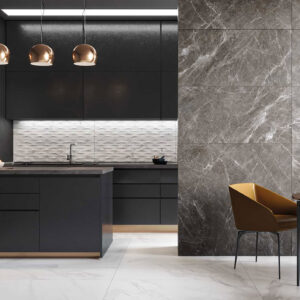 Cocina moderna con azulejos de suelo blanco, pared gris marmoleada y frontal cerámico texturizado