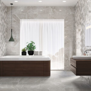 Baño de exposición con azulejos y pavimento cerámico gris, bañera con frente de madera