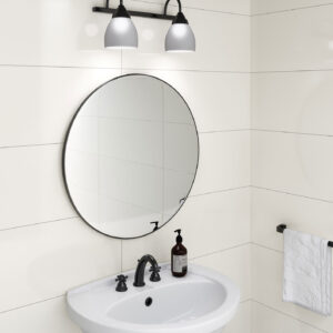 Baño con azulejos blancos, espejo redondo, lavabo y grifería negra