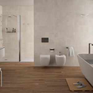 Baño moderno con pavimento efecto madera, revestimiento cerámico beige, bañera y ducha.