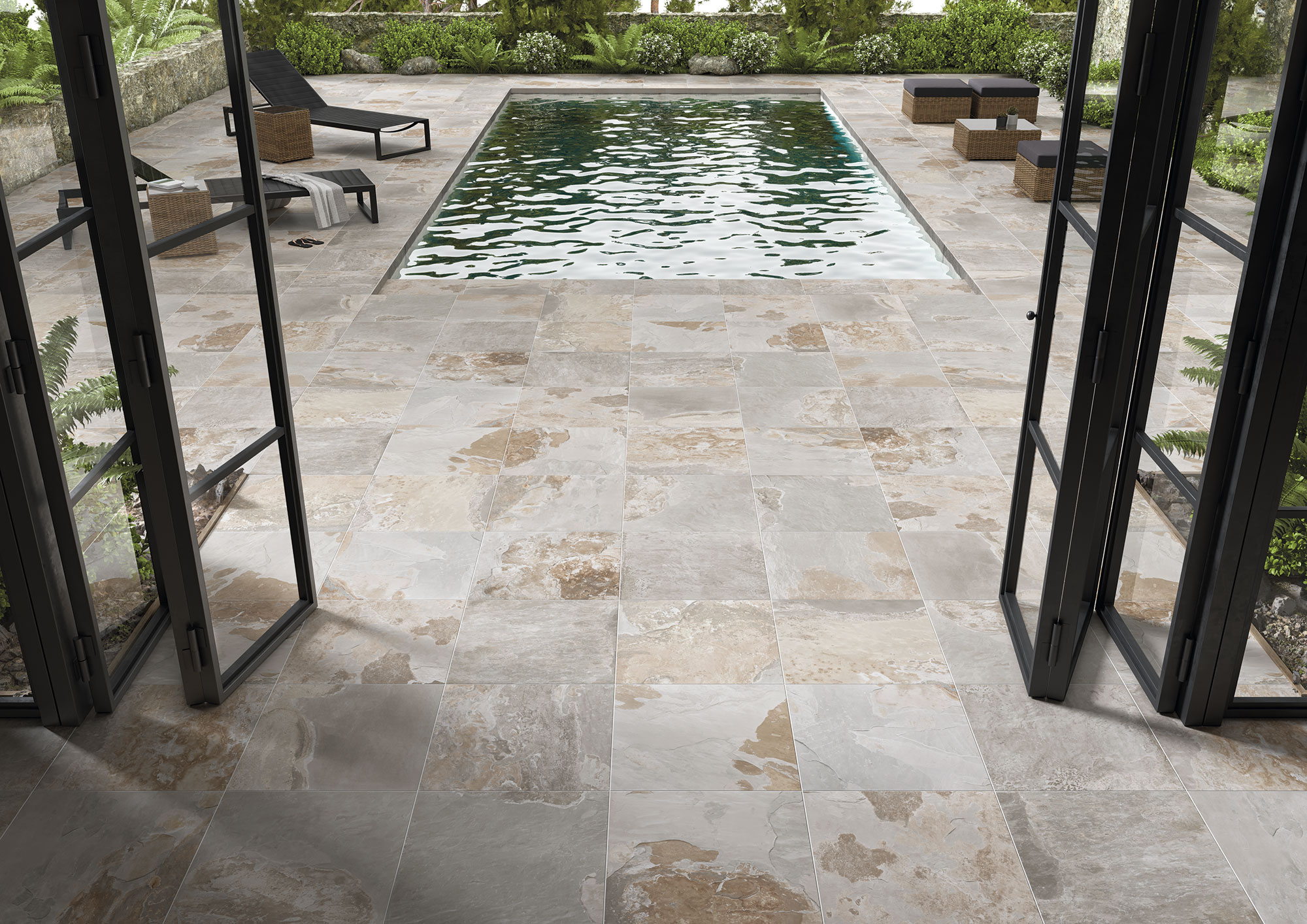Terraza con piscina y pavimento cerámico efecto piedra en tonos beige