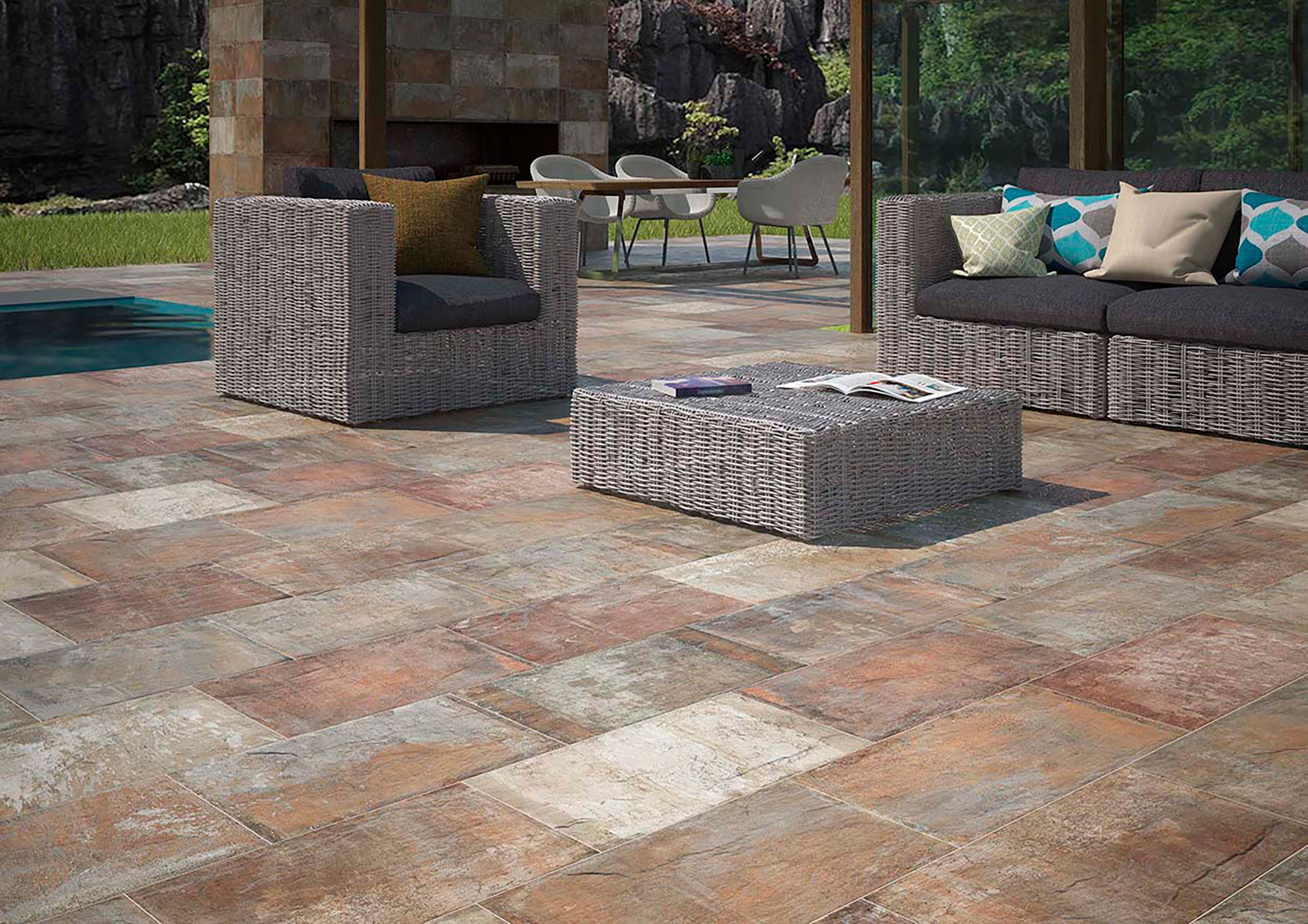 ALAPLANA_AMB.-HARAD-COTTO-30x60_RGB Terraza con pavimento cerámico envejecido en tonos tierra y muebles de ratán