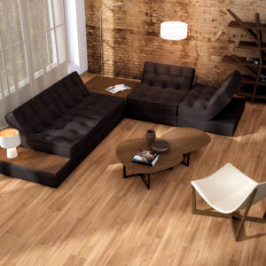 Exposición de pavimento cerámico efecto madera en salón con sofá modular y butaca