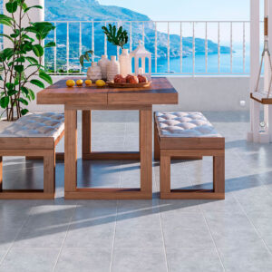 Terraza luminosa, pavimento cerámico gris, mesa y bancos acolchados de madera, vistas al mar