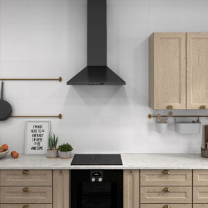 Cocina con revestimiento cerámico blanco, campana negra, muebles de madera y encimera