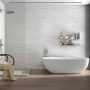 Baño expositor con azulejo cerámico texturizado ondas, bañera exenta y suelo efecto madera