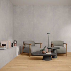 AMB-BALANCE-GREY-120X280-VIELHA-HAYA-23X120 Tienda con paneles cerámicos gris claro y pavimento efecto madera, zona de descanso minimalista