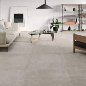 AMB-BONN-GREY-100X100-MATE Sala moderna con pavimento cerámico gran formato beige y mobiliario minimalista