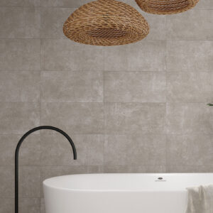 AMB-BONN-TAUPE-30X60-DETALLE Baño con bañera exenta, grifo negro y revestimiento cerámico beige de gran formato
