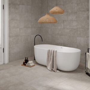 AMB-BONN-TAUPE-30X60_60X60 Baño con bañera exenta sobre pavimento y revestimiento cerámico gris y lámparas de mimbre