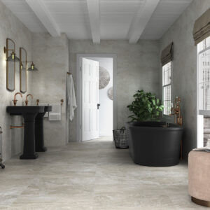 Baño exposición con pavimento y revestimiento cerámico gris, bañera y lavabos negros.