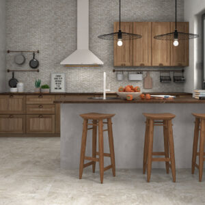 Cocina de exposición con encimera, taburetes madera, salpicadero espiga y suelo cerámico.