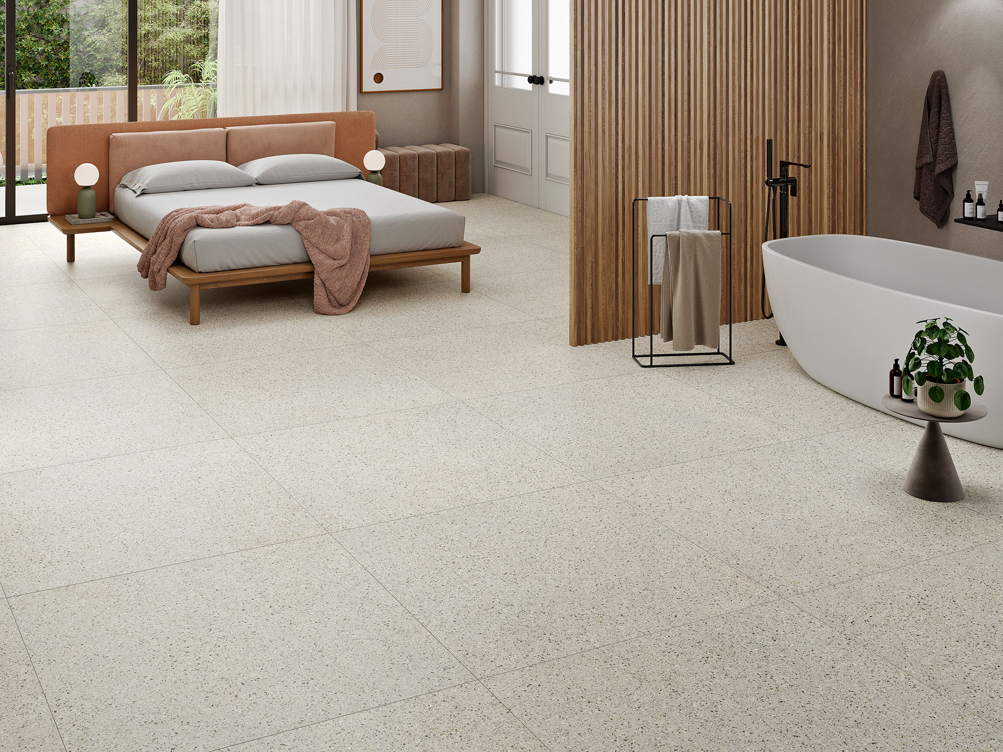 Showroom con dormitorio y bañera sobre suelo cerámico gran formato tipo terrazo beige