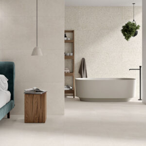 Dormitorio con bañera, suelos y paredes en azulejos cerámicos beige y cabecero verde