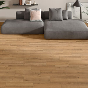 Salón con sofá gris sobre pavimento cerámico imitación madera roble cálido