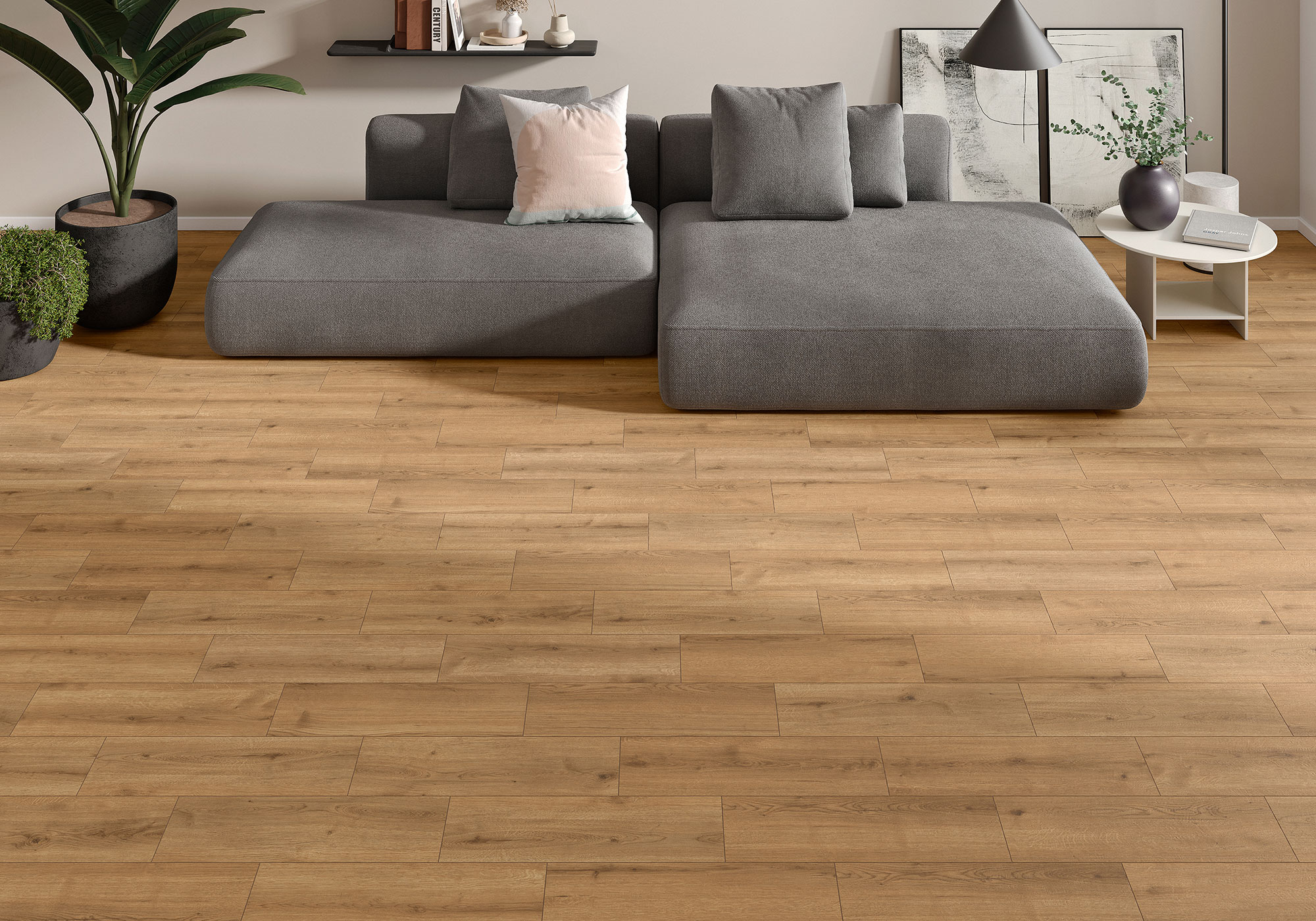 Salón con sofá gris sobre pavimento cerámico imitación madera roble cálido