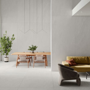 AMB-HALTON-WHITE_-120X280_WHITE-120X120 Salón comedor minimalista con grandes losas cerámicas gris claro en suelos y paredes.
