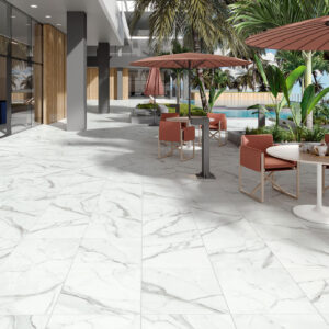 AMB-KINSALE-60X60_20MM Exposición exterior con pavimento cerámico efecto mármol, mesas, sombrillas y piscina