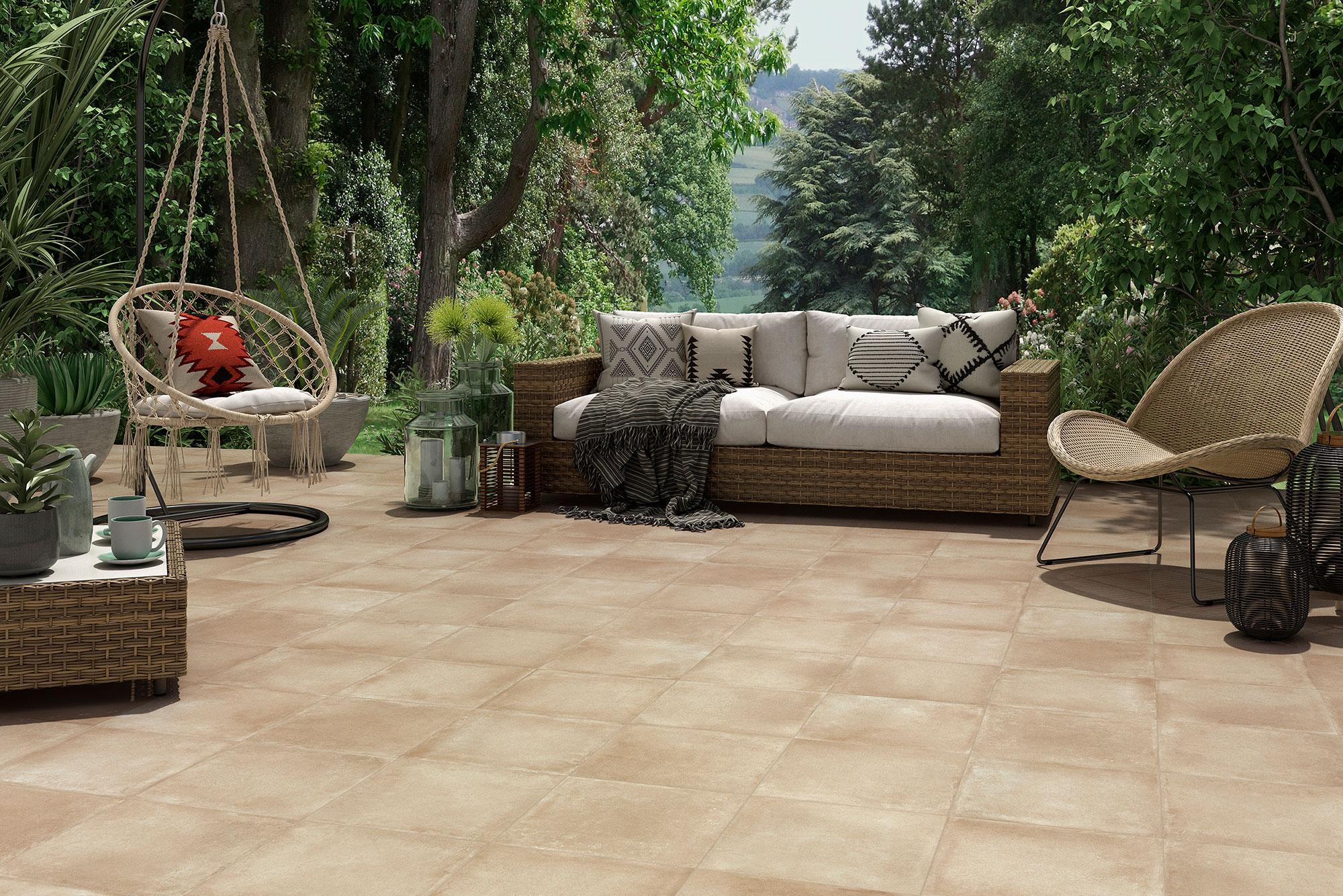 Terraza ajardinada con suelo cerámico beige, sofá y sillas de mimbre