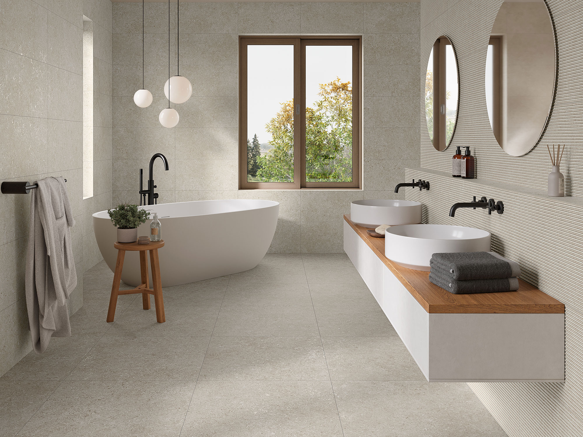 Baño expositivo con bañera exenta, doble lavabo y azulejos cerámicos beige en suelo y paredes