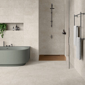 Exposición de baño con azulejos beige, bañera exenta verde y ducha abierta