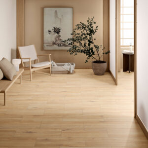 Espacio de exposición con pavimento cerámico efecto madera, silla y maceta