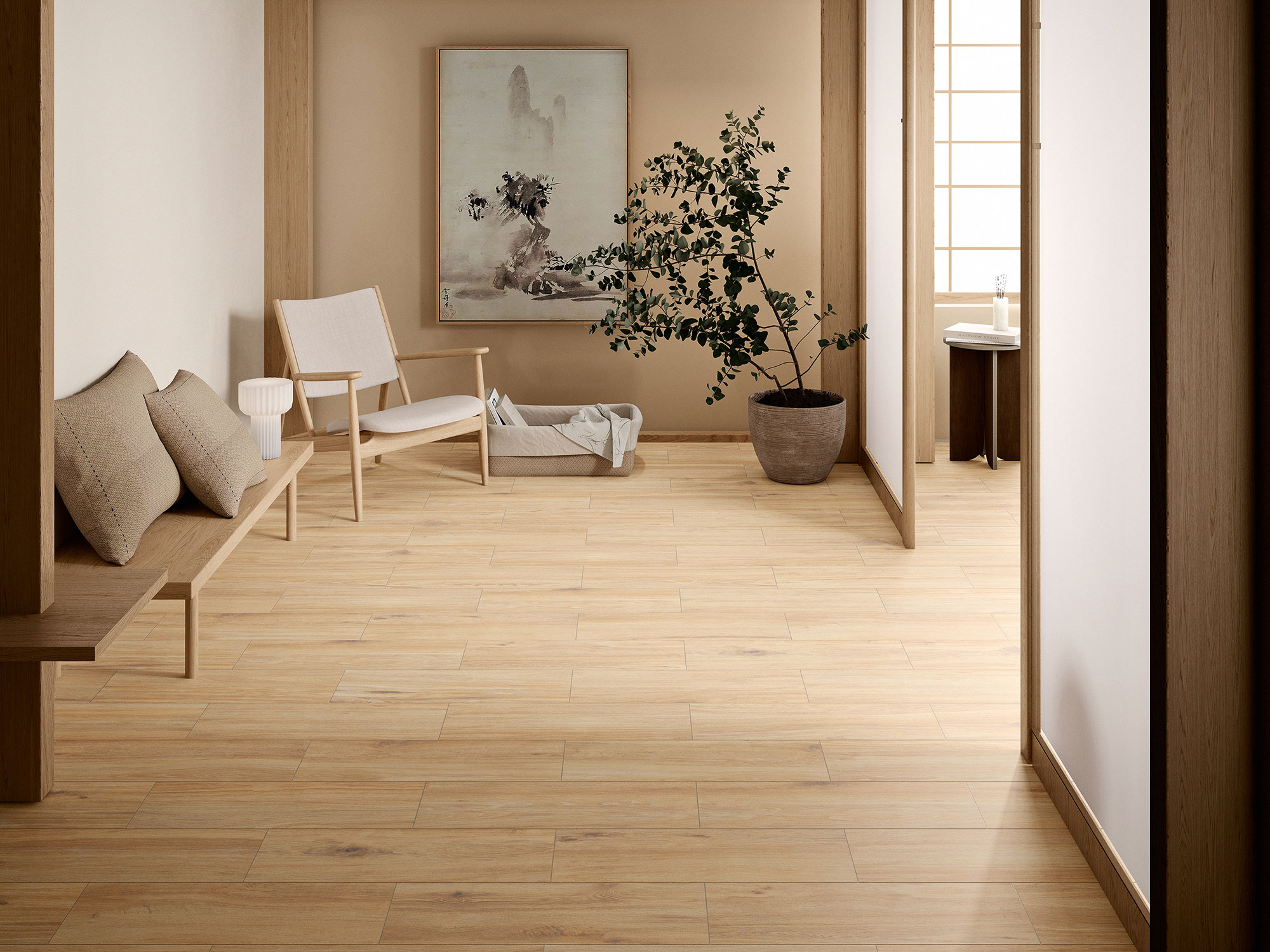 Espacio de exposición con pavimento cerámico efecto madera, silla y maceta