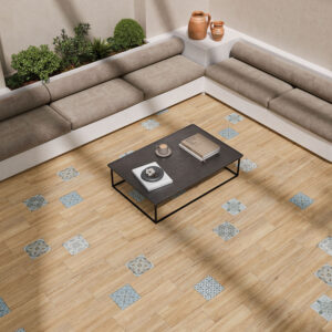 Sala de exposición con suelo cerámico efecto madera y azulejos decorativos azules, sofá y mesa.