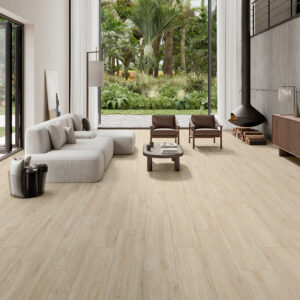 AMB-QUEBEC-HAYA-30X150 Salón con pavimento cerámico efecto madera, grandes ventanales y chimenea suspendida