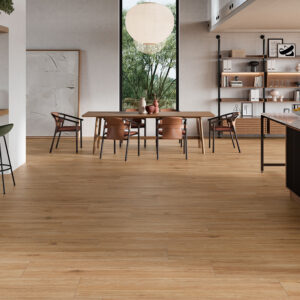 AMB-VIELHA-ANTIC-30X150 Showroom con suelo cerámico efecto madera, mesa y sillas en ambiente moderno