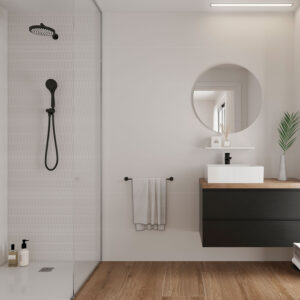 Baño expositivo con revestimiento cerámico blanco, ducha negra y suelo imitación madera.