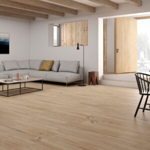 Sala moderna con pavimento cerámico efecto madera claro, sofá gris y comedor