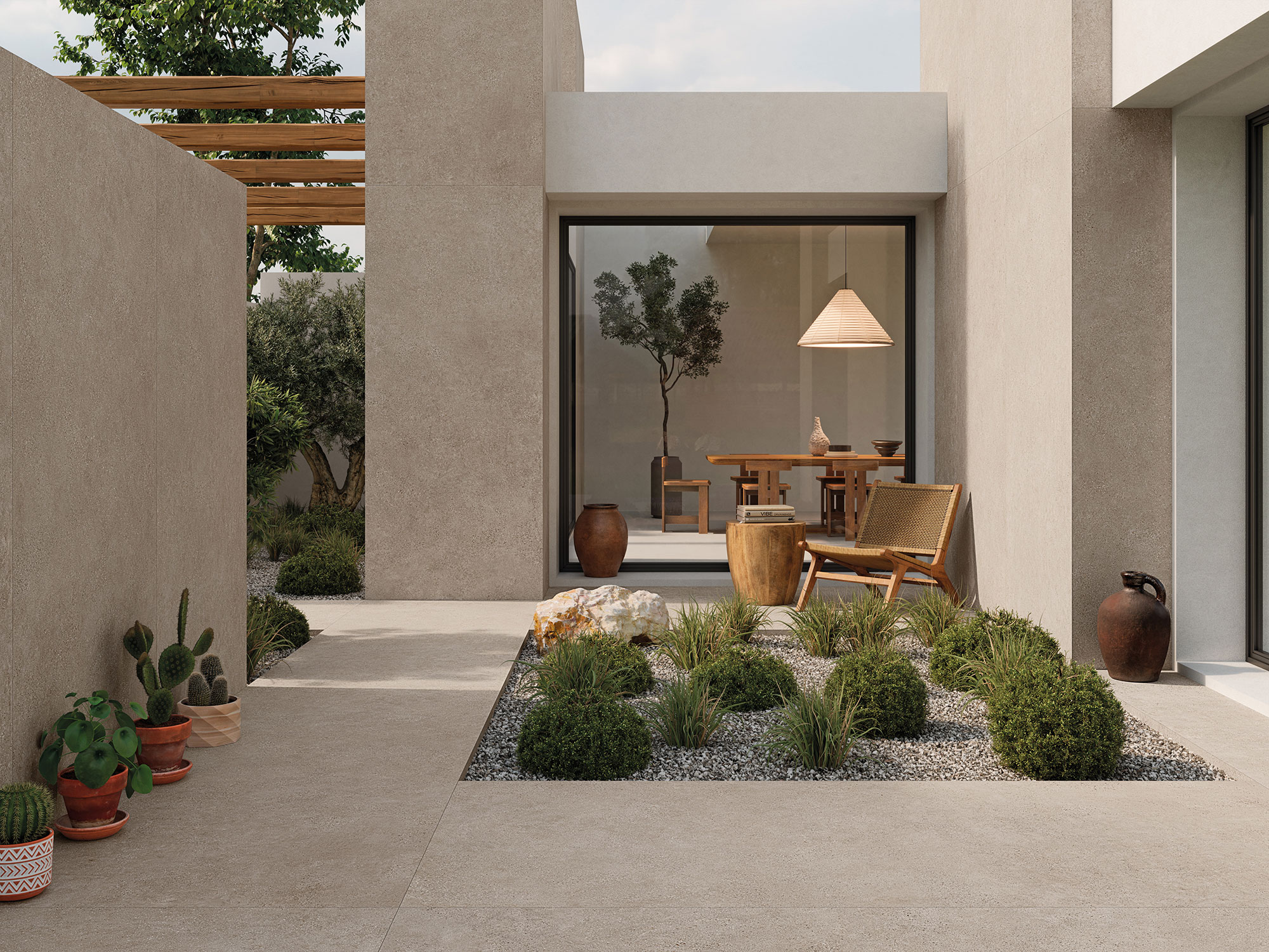 AMB_STN_KRETA-GREIGE-120X280 Patio minimalista con pavimento cerámico beige, jardinera de grava y mobiliario de madera