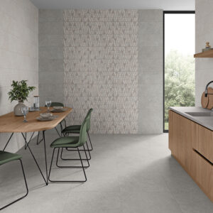 AMB_STN_KRETA-GREY_BIANCO-30X60_DECOR_GREY-60X60 Cocina con pavimento, revestimiento cerámico gris, panel decorativo, mesa de madera y sillas verdes