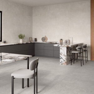 AMB_STN_KRETA-GREY_PEARL-60X120_MAKAI-120X280 Showroom con cocina contemporánea, azulejos beige en paredes, suelo gris y encimeras mármol