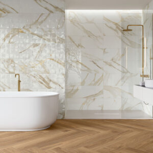 ANTIK-33X100_MOSAIC_NUK-NATURAL-23X120 Baño con azulejos cerámicos efecto mármol, bañera exenta y grifería dorada