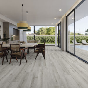 Salón amplio con pavimento cerámico efecto madera gris y grandes ventanales a piscina